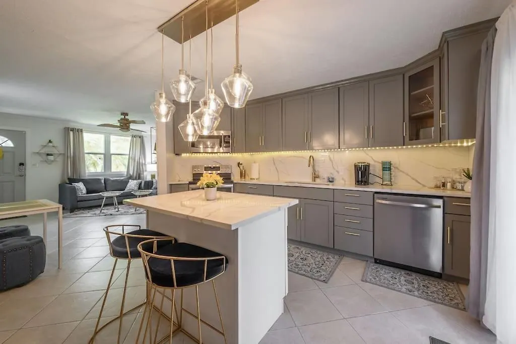 Golden Greek Getaway Chic House In Heart Of Tampa 빌라 펜션